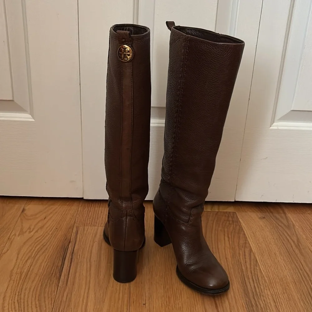 Tory Burch Brown Wyatt Stovepipe Pebbled Leather Gold Logo Tall boots Sz 6